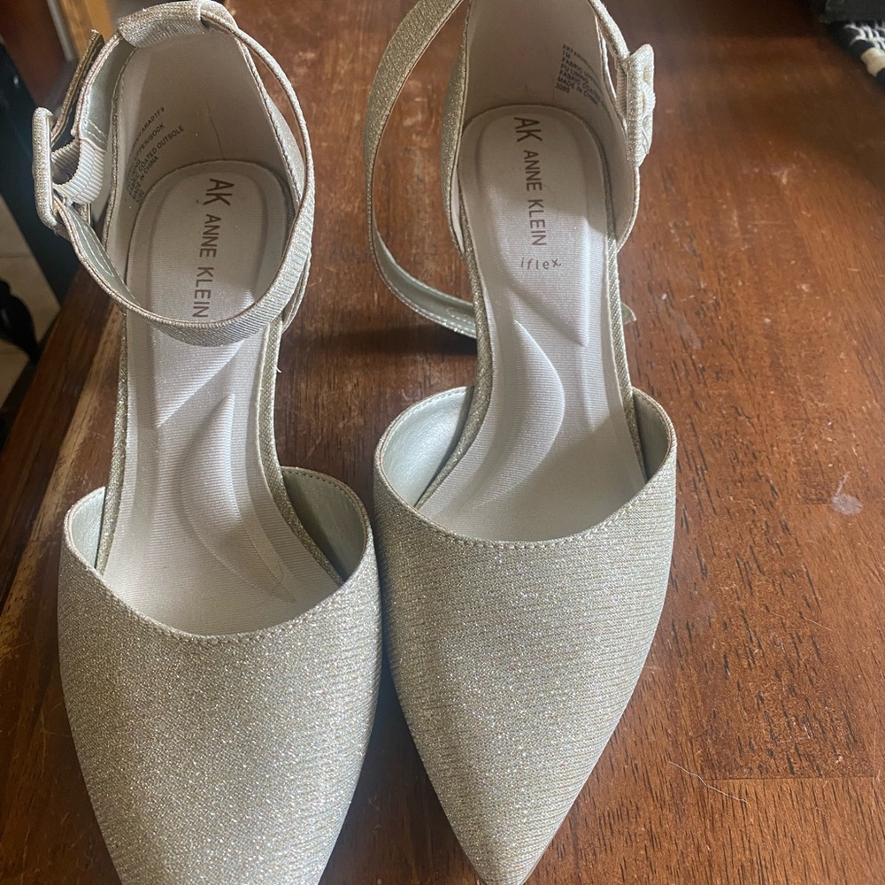 Anne Klein Flex Fabric Sparkling Gold Heels 7M NWOT